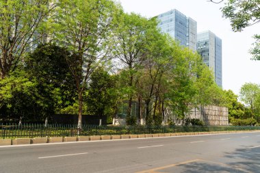 Şehirdeki boş şehir yolu ve binalar