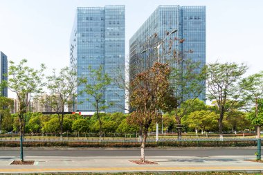 Şehirdeki boş şehir yolu ve binalar