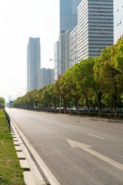 Şehirdeki boş şehir yolu ve binalar