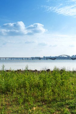 İnanılmaz Modern Köprü mavi gökyüzüne karşı