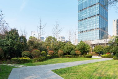 Şangay 'da modern bina geçmişi olan şehir parkı.