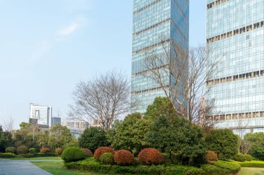 Şangay 'da modern bina geçmişi olan şehir parkı.