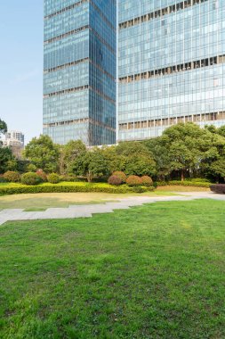 Şangay 'da modern bina geçmişi olan şehir parkı.
