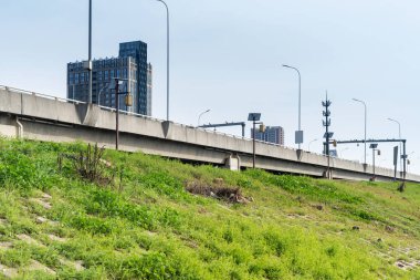 Büyük bir otoban üstgeçidine ve Blue Sky 'a bakıyorum.