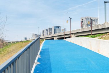 Modern şehirde yürüyüş yolu