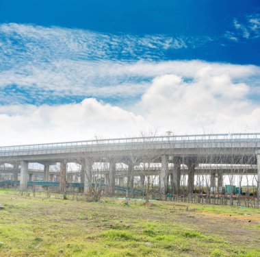 Büyük bir otoban üstgeçidine ve Blue Sky 'a bakıyorum.