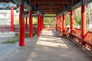 Çin 'deki klasik mimari koridoru.