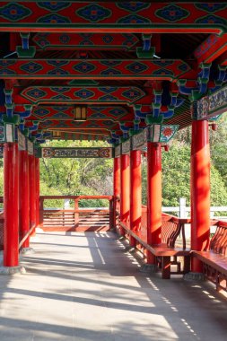 Çin 'deki klasik mimari koridoru.