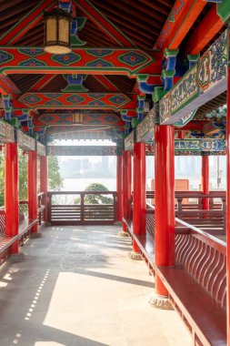 Çin 'deki klasik mimari koridoru.