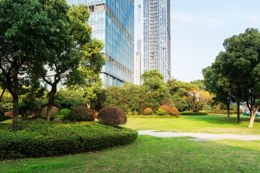 Şangay 'da modern bina geçmişi olan şehir parkı.