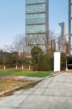 Şangay 'da modern bina geçmişi olan şehir parkı.