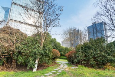 Şangay 'da modern bina geçmişi olan şehir parkı.