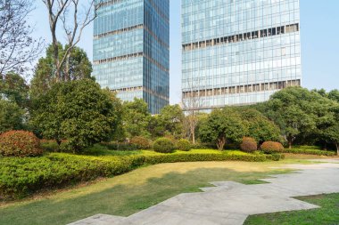 Şangay 'da modern bina geçmişi olan şehir parkı.