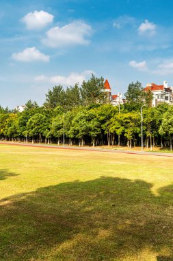 Bahar Parkı ve modern şehir
