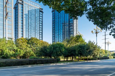 Şehirdeki boş şehir yolu ve binalar