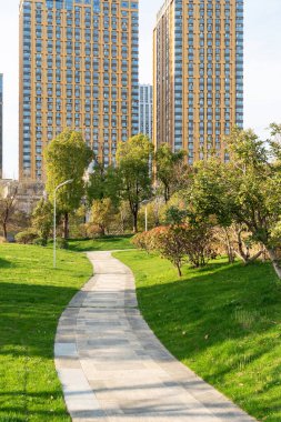 Şangay 'da modern bina geçmişi olan şehir parkı.