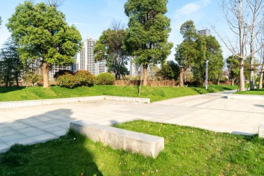 Bahar Parkı ve modern şehir