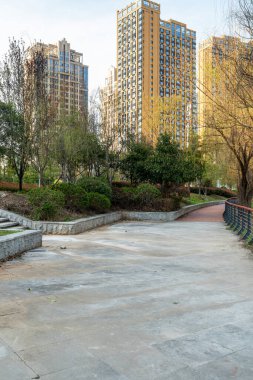 Modern şehrin boş, modern meydanı ve gökdelenleri