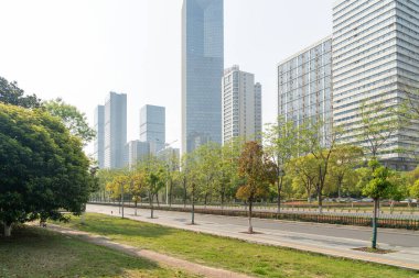 Şehirdeki boş şehir yolu ve binalar