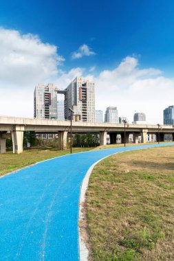 Modern şehirde yürüyüş yolu