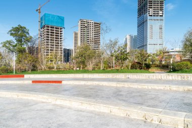 Modern şehrin boş, modern meydanı ve gökdelenleri