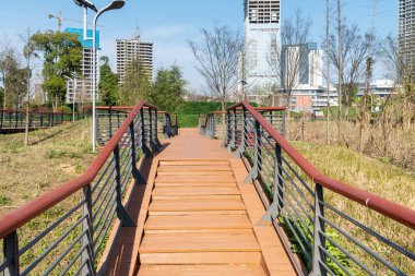 Bahar Parkı ve modern şehir