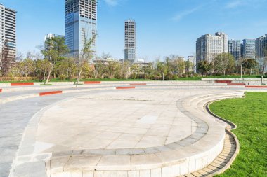 Modern şehrin boş, modern meydanı ve gökdelenleri