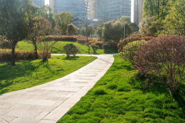 Şangay 'da modern bina geçmişi olan şehir parkı.