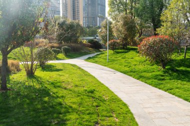 Şangay 'da modern bina geçmişi olan şehir parkı.