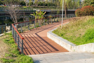 Modern şehirde yürüyüş yolu