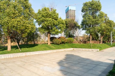 Şangay 'da modern bina geçmişi olan şehir parkı.