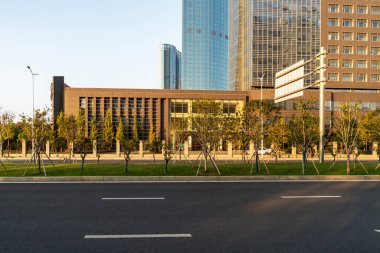 Şehirdeki boş şehir yolu ve binalar