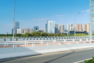 Şehirdeki boş şehir yolu ve binalar