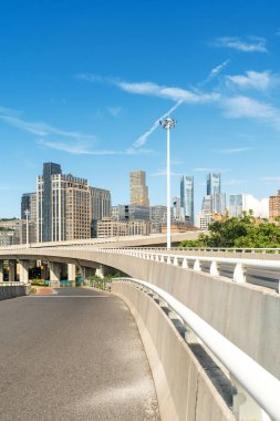 Otoyol ve viyadük mavi bulutların altında