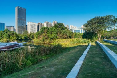 Bahar Parkı ve modern şehir