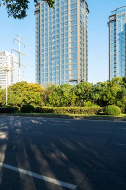 Şehirdeki boş şehir yolu ve binalar