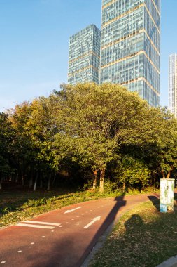 Modern şehirde yürüyüş yolu