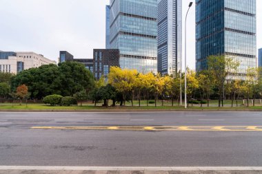 Şehirdeki boş şehir yolu ve binalar