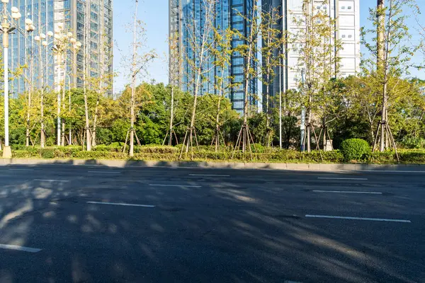 Şehirdeki boş şehir yolu ve binalar