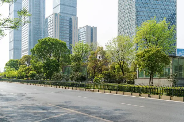 Şehirdeki boş şehir yolu ve binalar