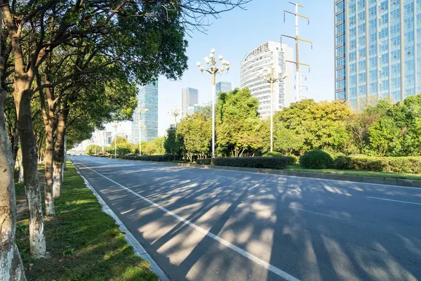 Şehirdeki boş şehir yolu ve binalar