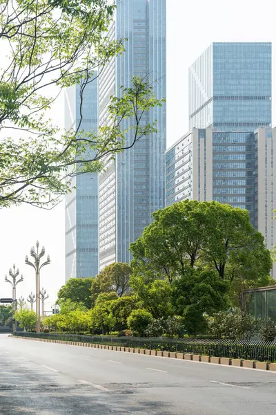 Şehirdeki boş şehir yolu ve binalar