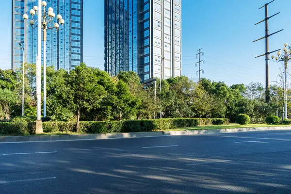 Şehirdeki boş şehir yolu ve binalar