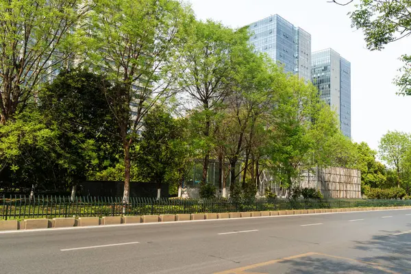 Şehirdeki boş şehir yolu ve binalar