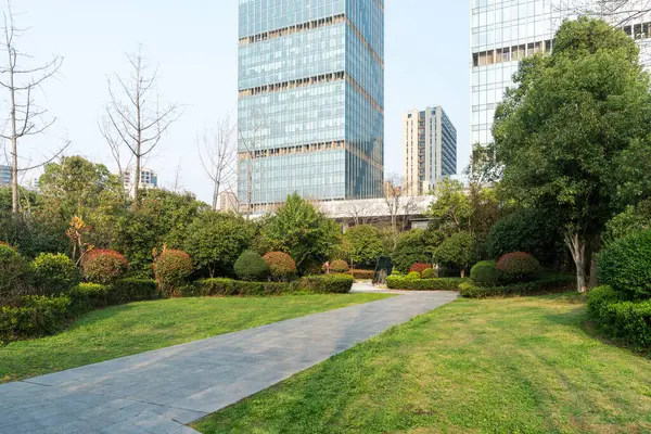 Şangay 'da modern bina geçmişi olan şehir parkı.