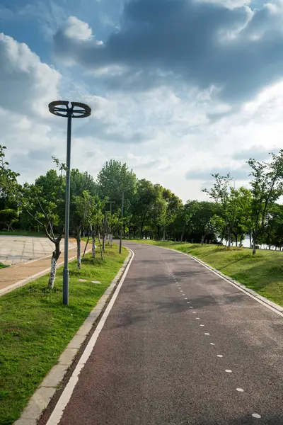 Modern şehirde yürüyüş yolu