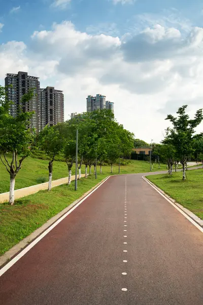 Modern şehirde yürüyüş yolu