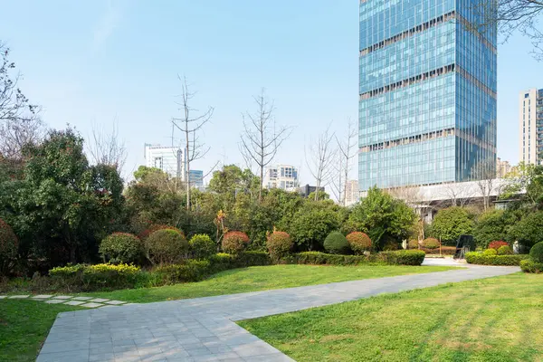 Şangay 'da modern bina geçmişi olan şehir parkı.