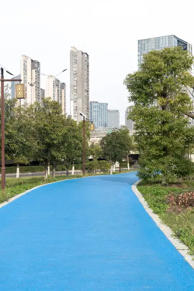 Modern şehirde yürüyüş yolu