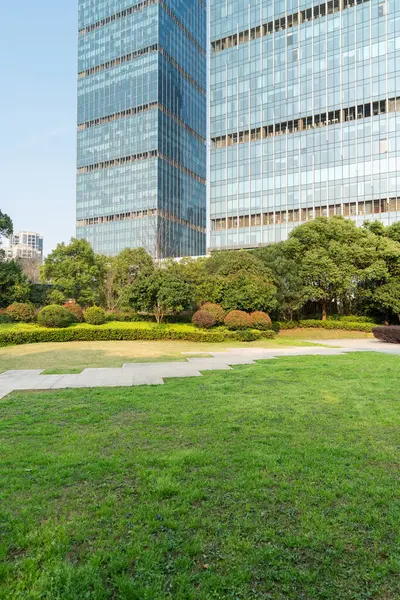 Şangay 'da modern bina geçmişi olan şehir parkı.